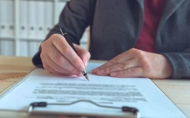 businesswoman-signing-contract-and-business-partne-U8MC9P6 (1)